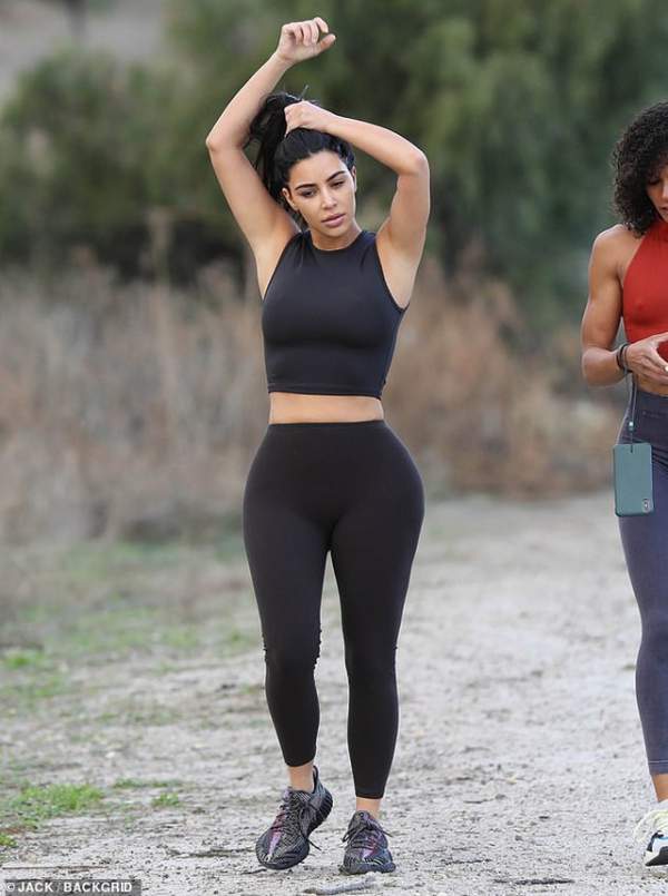Kim Kardashian khoe dáng khỏe khoắn với trang phục thể thao