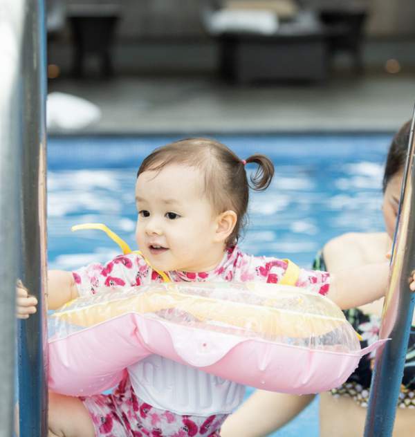 Lan Phương gây tranh cãi vì đưa con gái đi bơi giữa dịch corona 4