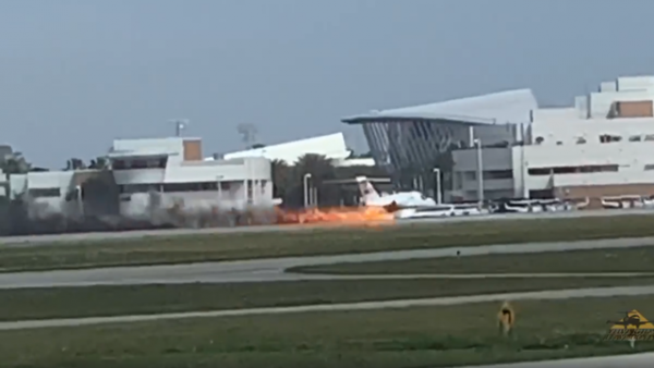 Video máy bay Mỹ mài bụng tóe lửa trên đường băng
