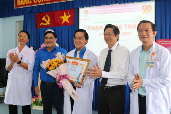 Hai thầy thuốc trẻ 3 lần được trao giải thưởng Phạm Ngọc Thạch