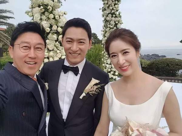 Vợ Joo Jin Mo lần đầu xuất hiện sau scandal “tìm gái gọi” của chồng 2