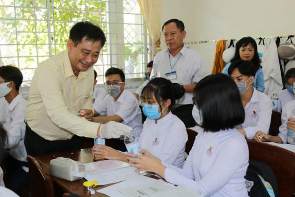 ĐH Kiên Giang tặng 1.500 chai đựng nước cho học sinh Cà Mau