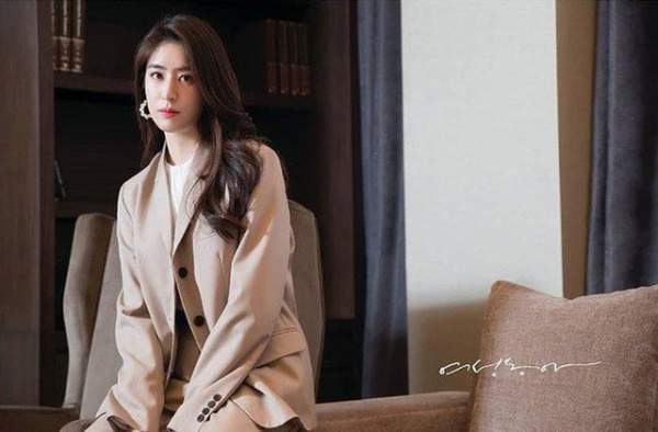 Vợ Joo Jin Mo lần đầu xuất hiện sau scandal “tìm gái gọi” của chồng 4