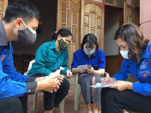 Nghệ An: Đoàn viên thanh niên gõ cửa từng nhà tuyên truyền khai báo y tế 2