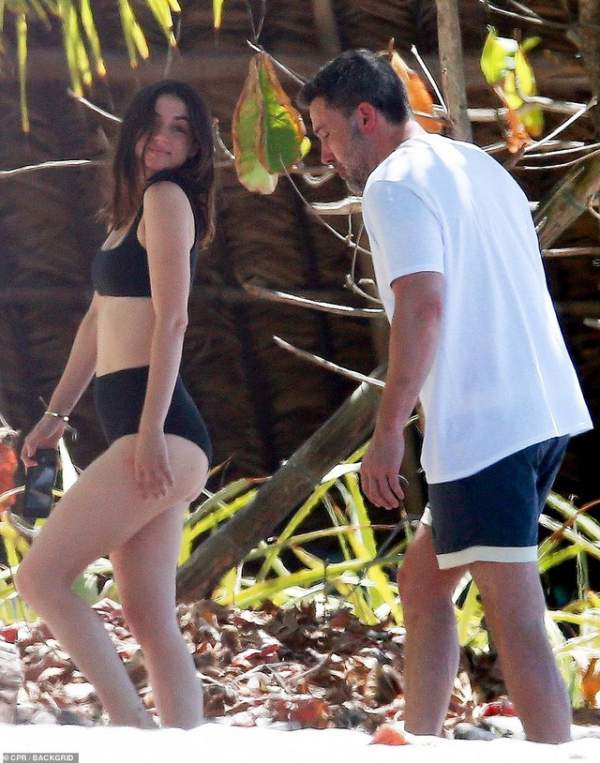 Ben Affleck đưa bạn gái "Bond girl" đi nghỉ mát