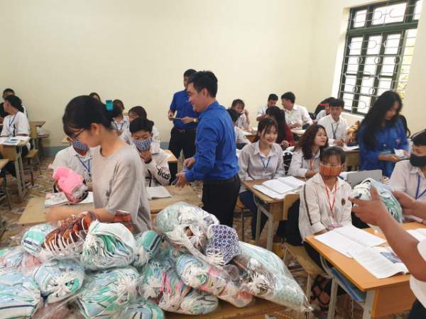 Tuổi trẻ Hà Nội tặng khẩu trang, nhu yếu phẩm cho người dân cách ly 2
