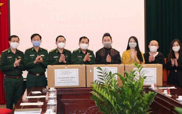 Tóc Tiên, Tùng Dương tặng hơn 1 tỉ đồng cho cho bộ đội biên phòng 3
