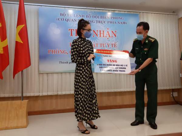 Tóc Tiên, Tùng Dương tặng hơn 1 tỉ đồng cho cho bộ đội biên phòng 4