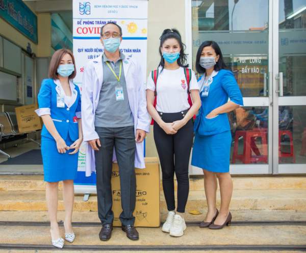“Hoa hậu hàng không” tặng 7500 khẩu trang cho nhân viên y tế 6