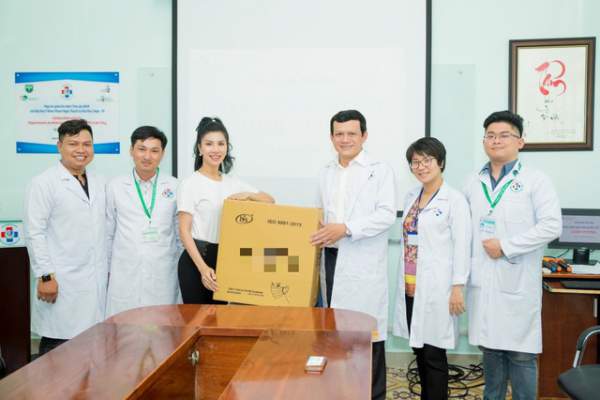 “Hoa hậu hàng không” tặng 7500 khẩu trang cho nhân viên y tế 4