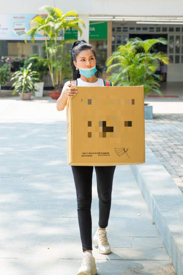 “Hoa hậu hàng không” tặng 7500 khẩu trang cho nhân viên y tế 2