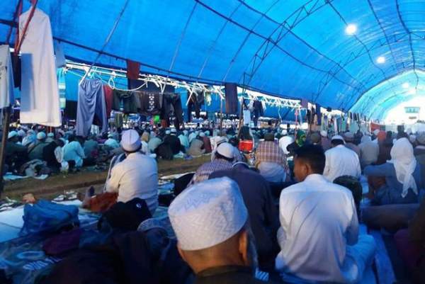 Hàng nghìn người dự thánh lễ ở Indonesia bất chấp Covid-19