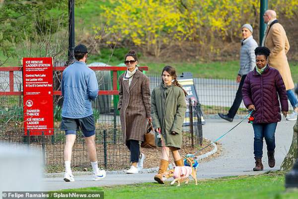 Katie Holmes cùng con gái dắt cún đi dạo 3
