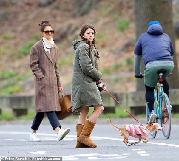Katie Holmes cùng con gái dắt cún đi dạo 2