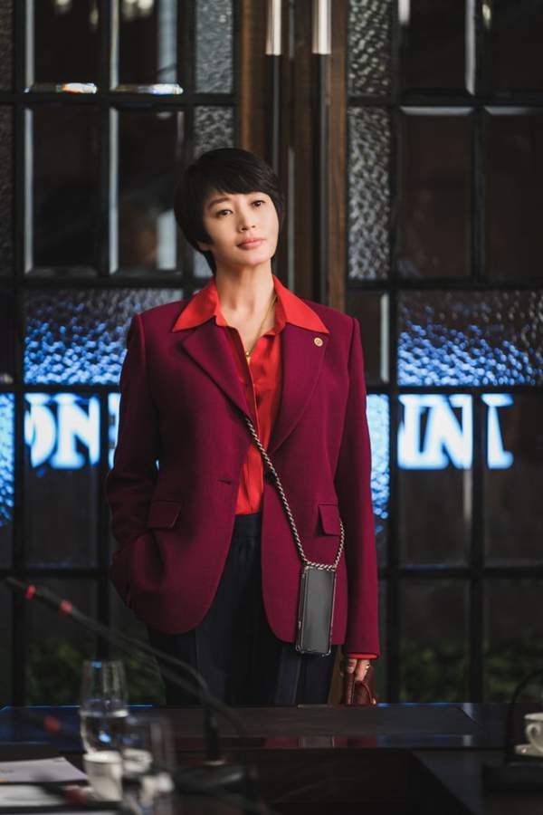 Mốt dây đeo điện thoại của Kim Hye Soo trong phim mới gây sốt