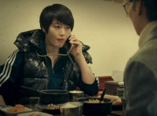 Mốt dây đeo điện thoại của Kim Hye Soo trong phim mới gây sốt 3