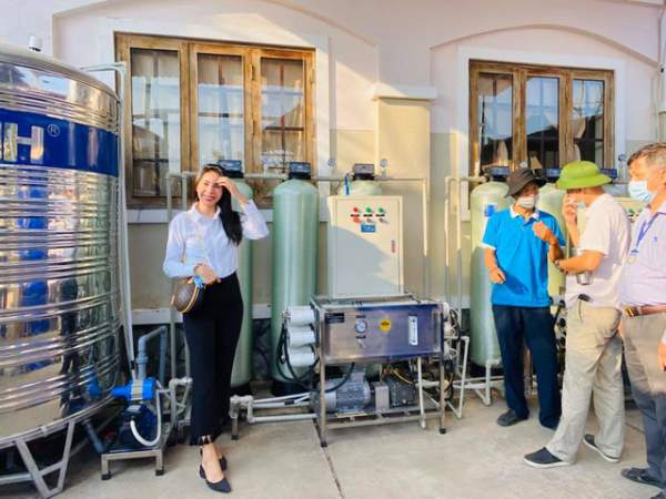 Thủy Tiên trao tặng máy lọc nước ngọt đầu tiên cho bà con miền Tây