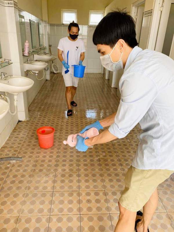Du học sinh rủ nhau phụ giúp dọn nhà vệ sinh chung của khu cách ly 6