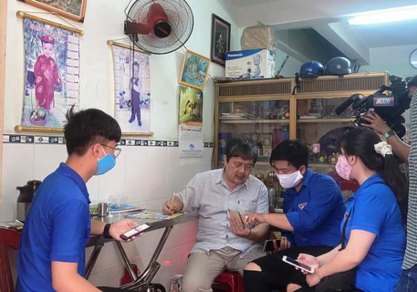 Thanh niên Bình Định “đến từng ngõ, gõ từng nhà” hỗ trợ dân khai báo y tế