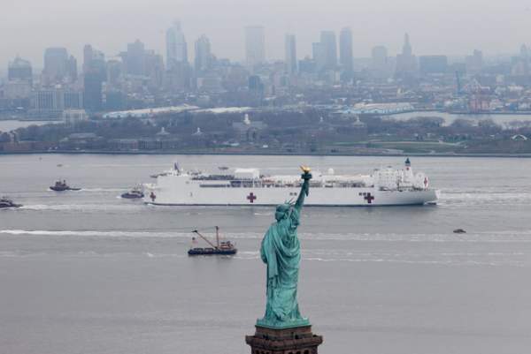 Tàu bệnh viện Mỹ gây tranh cãi khi mới tiếp nhận 20 bệnh nhân ở New York