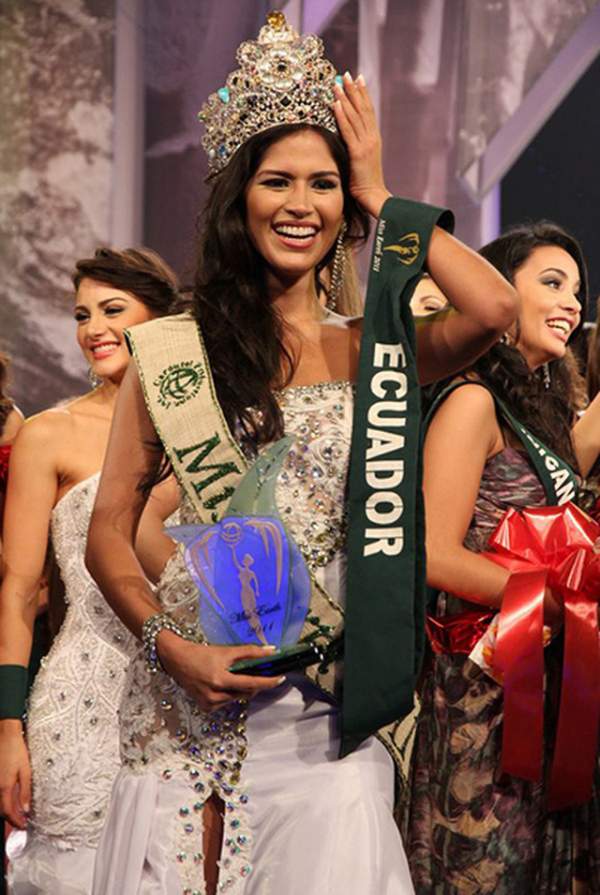 Hoa hậu Trái đất 2011 thừa nhận mắc Covid-19