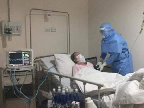 Một bệnh nhân mắc COVID-19 từ Bệnh viện Bạch Mai có diễn biến nặng, phải thở máy 2