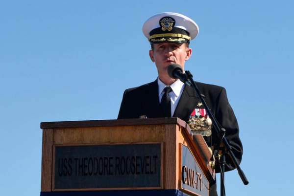 Ông Trump lần đầu lên tiếng vụ chỉ huy tàu chiến kêu cứu vì Covid-19