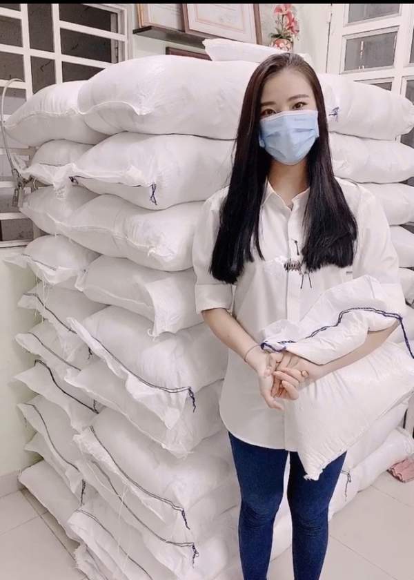 Á hậu Kim Duyên dùng tiền tiết kiệm tặng 5 tấn gạo cho người bán vé số 2