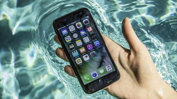 iPhone 8 "sống khỏe" sau 2 tháng thất lạc dưới đáy sông