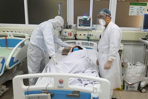 Sức khỏe các bệnh nhân mắc COVID-19 nặng tại Việt Nam: 1 ca chuyển nặng, 1 ca đang nguy kịch