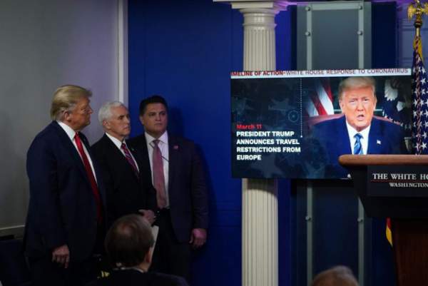 Ông Trump bị chỉ trích vì "lồng ghép" tranh cử vào họp báo Covid-19