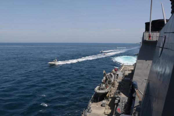 Cận cảnh tàu Iran “vây” dàn tàu chiến Mỹ tại vịnh Ba Tư