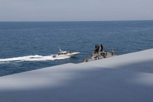Cận cảnh tàu Iran “vây” dàn tàu chiến Mỹ tại vịnh Ba Tư 2