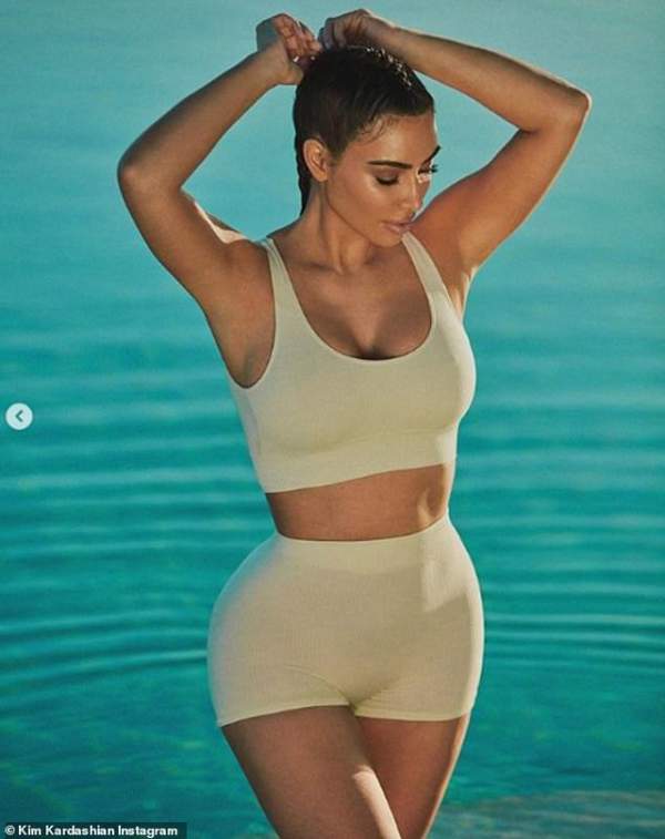 Kim Kardashian lại khoe dáng để quảng cáo quần áo 3