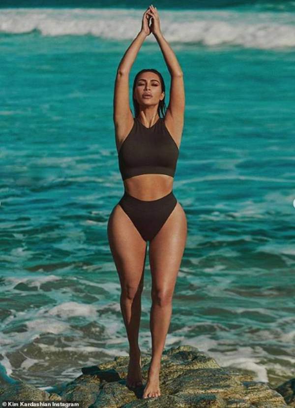Kim Kardashian lại khoe dáng để quảng cáo quần áo 5