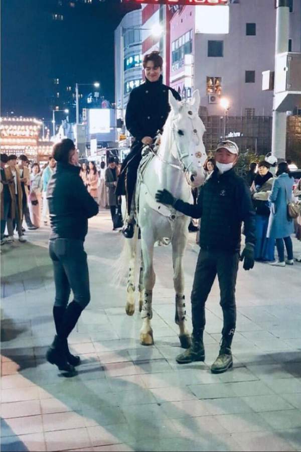 Lee Min Ho hút fan khi cưỡi ngựa trên đường phố 3