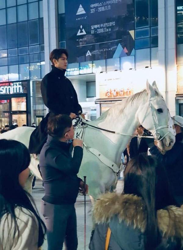 Lee Min Ho hút fan khi cưỡi ngựa trên đường phố 2