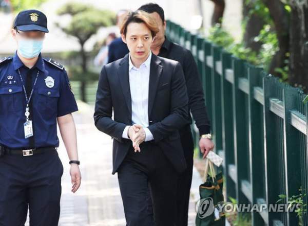 “Hoàng tử gác mái” Park Yoochun lại bị kiện 2