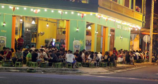 Phú Yên: Vừa được “nới lỏng”, giới trẻ đã ùn ùn kéo đến quán xá 2