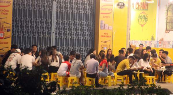 Phú Yên: Vừa được “nới lỏng”, giới trẻ đã ùn ùn kéo đến quán xá