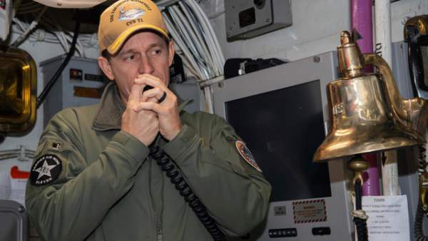 Hải quân Mỹ đề nghị phục chức cho chỉ huy tàu sân bay cầu cứu vì Covid-19