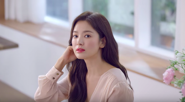 Song Hye Kyo khác lạ với lối trang điểm “già chát” 8