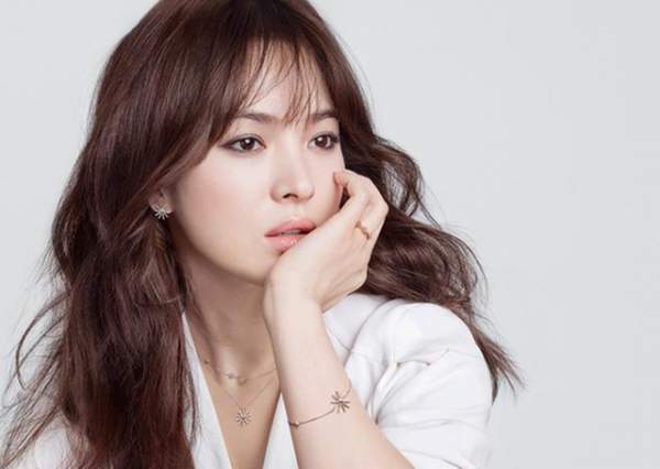 Song Hye Kyo khác lạ với lối trang điểm “già chát” 21