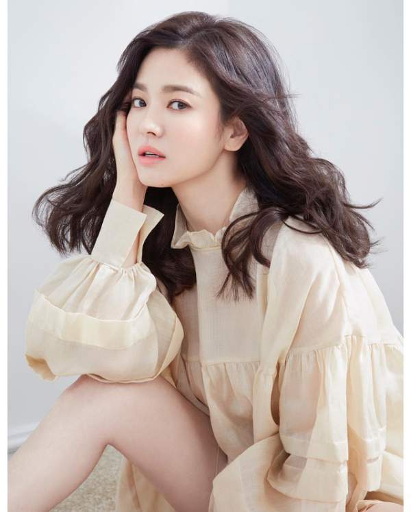 Song Hye Kyo khác lạ với lối trang điểm “già chát” 6