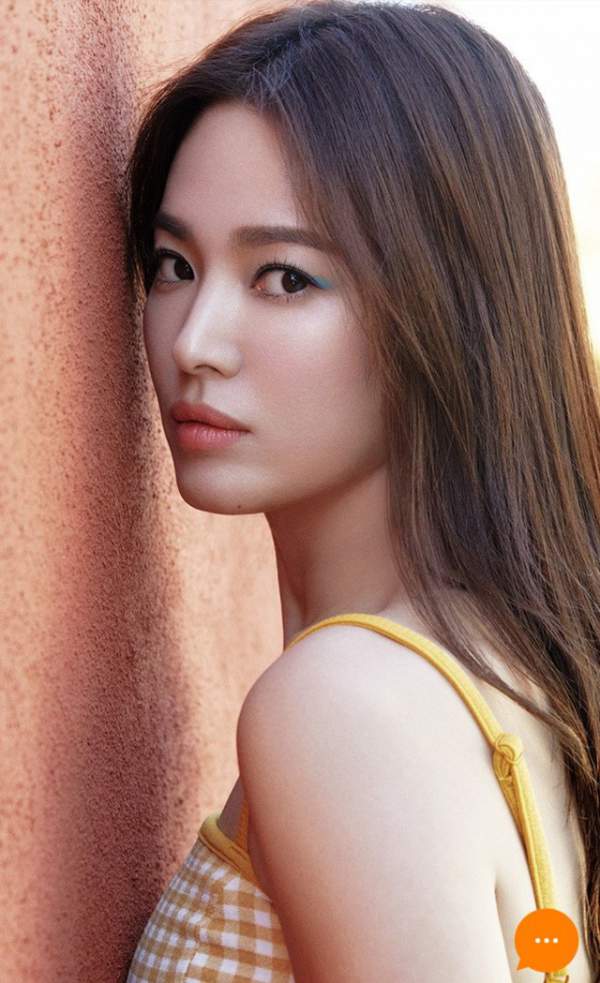 Song Hye Kyo khác lạ với lối trang điểm “già chát” 4