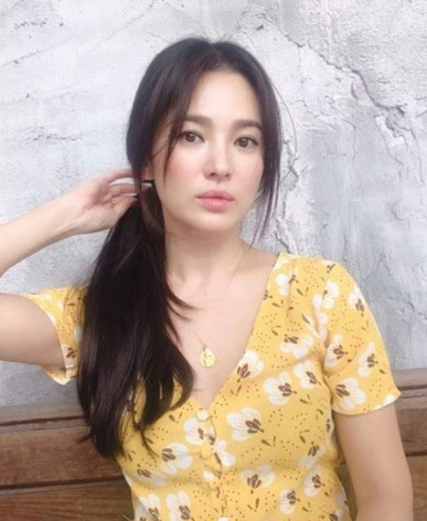 Song Hye Kyo khác lạ với lối trang điểm “già chát” 12