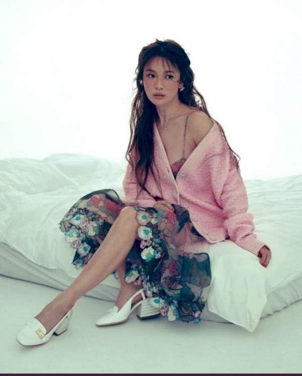 Vứt bỏ lối trang điểm “già chát”, Song Hye Kyo lại quyến rũ, ma mị 19