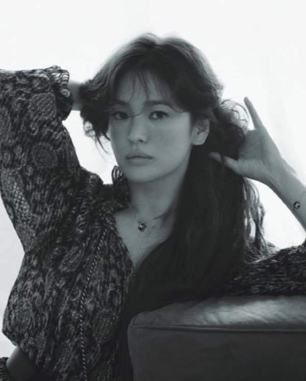 Vứt bỏ lối trang điểm “già chát”, Song Hye Kyo lại quyến rũ, ma mị 12