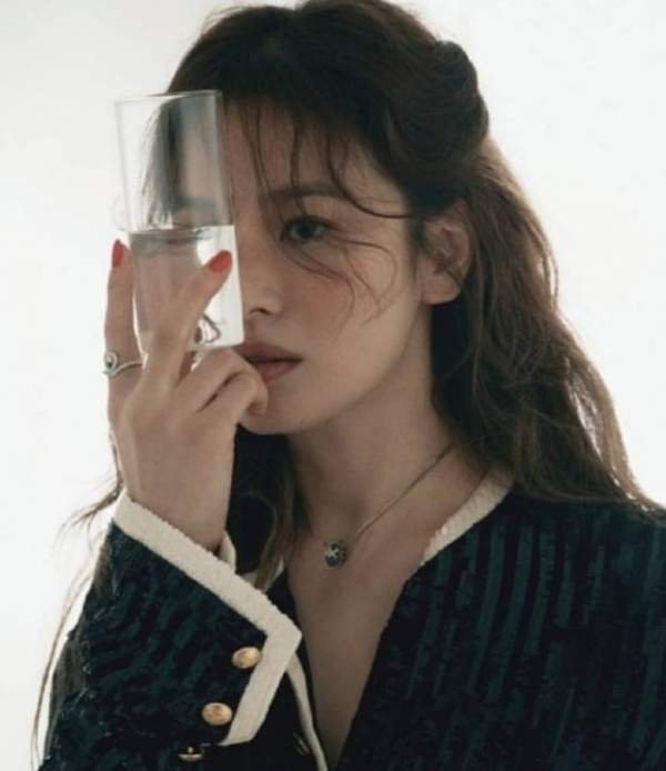 Vứt bỏ lối trang điểm “già chát”, Song Hye Kyo lại quyến rũ, ma mị 14