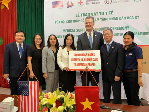 Đại sứ Mỹ tiếp nhận quà tặng 420.000 khẩu trang y tế từ Việt Nam 2